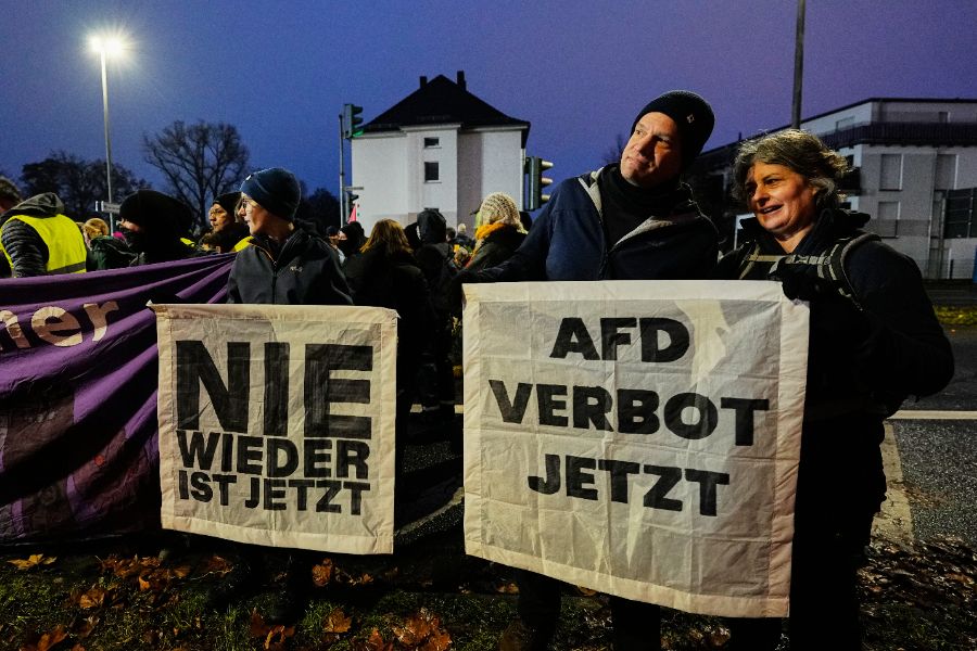 <p>Протестиращи започнаха да блокират улиците в централния германски град Гисен, като се очаква десетки хиляди хора да се съберат, за да протестират срещу учредяването на новата младежка организация на крайнодясната партия &bdquo;Алтернатива за Германия&ldquo; (АзГ), предаде ДПА.</p>