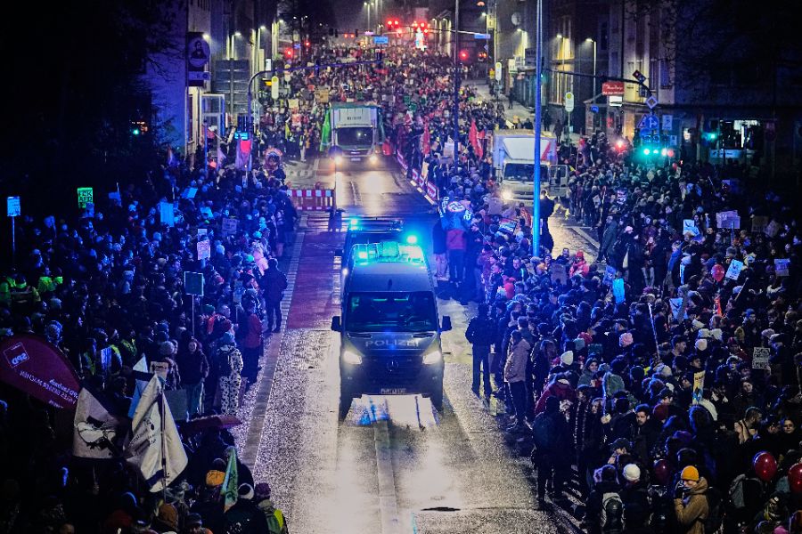 <p>Протестиращи започнаха да блокират улиците в централния германски град Гисен, като се очаква десетки хиляди хора да се съберат, за да протестират срещу учредяването на новата младежка организация на крайнодясната партия &bdquo;Алтернатива за Германия&ldquo; (АзГ), предаде ДПА.</p>