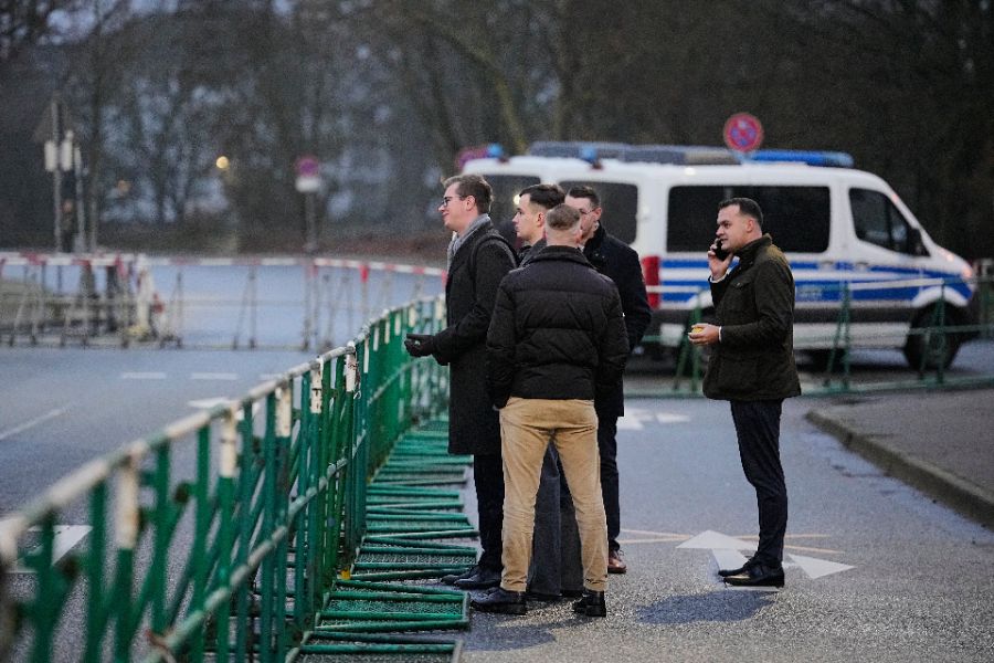 <p>Протестиращи започнаха да блокират улиците в централния германски град Гисен, като се очаква десетки хиляди хора да се съберат, за да протестират срещу учредяването на новата младежка организация на крайнодясната партия &bdquo;Алтернатива за Германия&ldquo; (АзГ), предаде ДПА.</p>