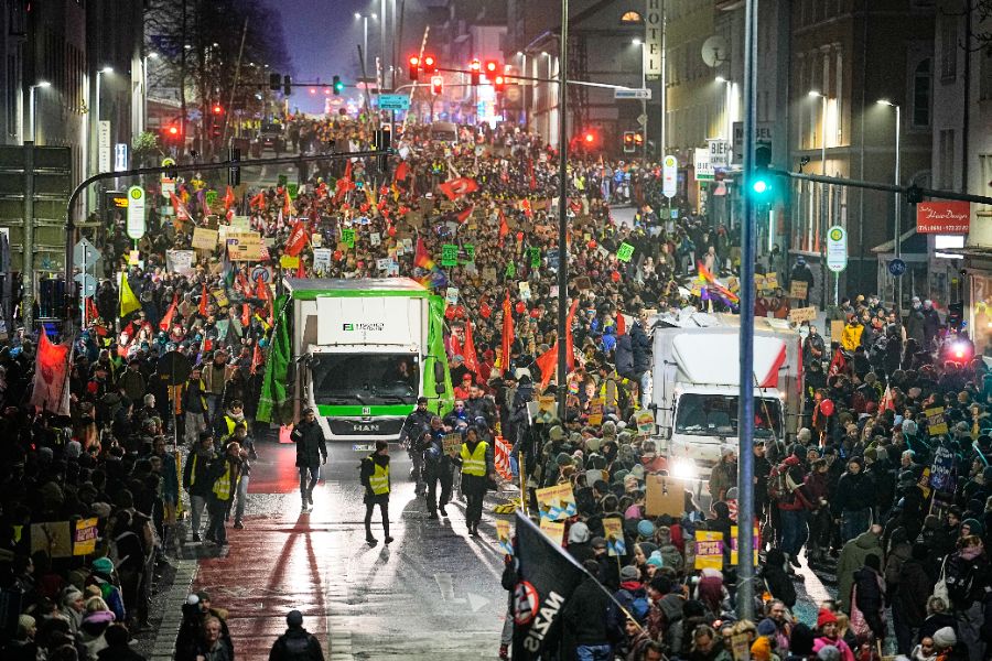 <p>Протестиращи започнаха да блокират улиците в централния германски град Гисен, като се очаква десетки хиляди хора да се съберат, за да протестират срещу учредяването на новата младежка организация на крайнодясната партия &bdquo;Алтернатива за Германия&ldquo; (АзГ), предаде ДПА.</p>