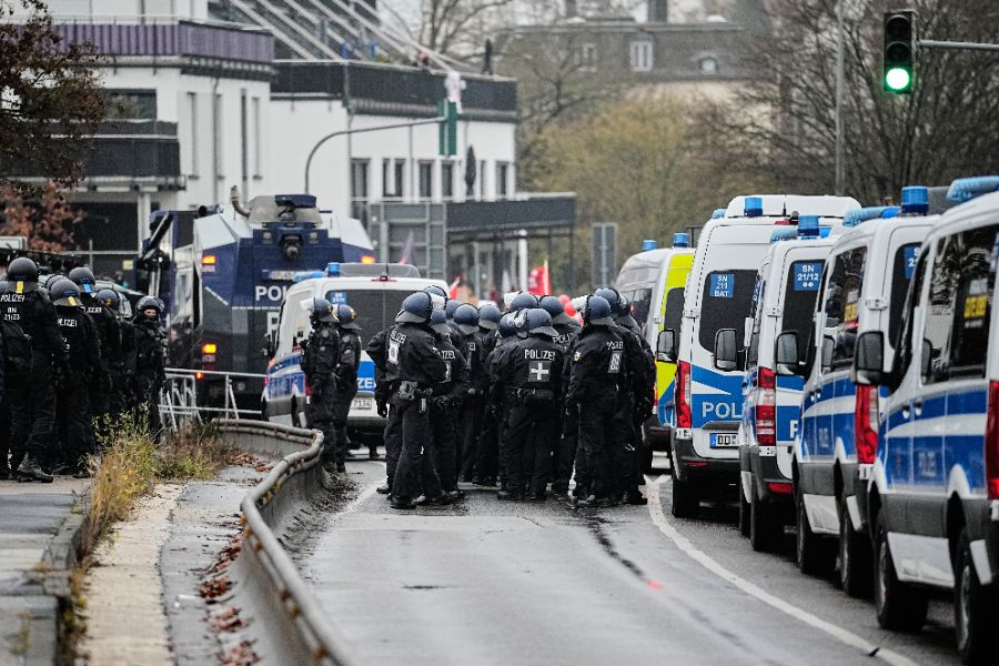 <p>Протестиращи започнаха да блокират улиците в централния германски град Гисен, като се очаква десетки хиляди хора да се съберат, за да протестират срещу учредяването на новата младежка организация на крайнодясната партия &bdquo;Алтернатива за Германия&ldquo; (АзГ), предаде ДПА.</p>