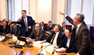 Асен Василев изпя „Кой разпореди това безобразие” в столичен клуб (ВИДЕО)