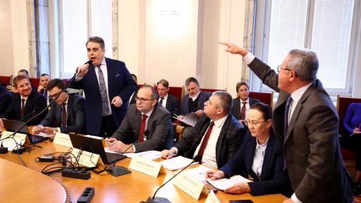 Асен Василев изпя „Кой разпореди това безобразие” в столичен клуб (ВИДЕО)