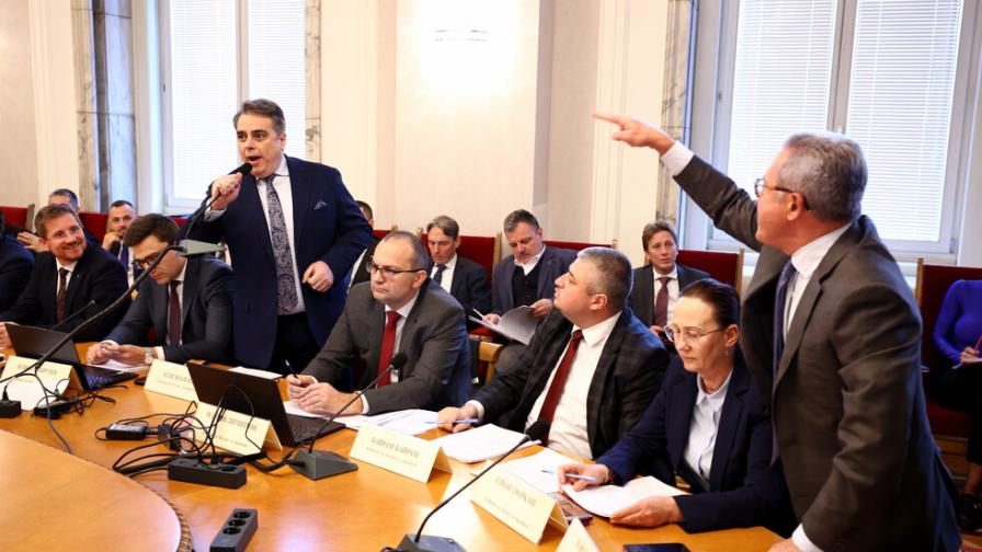 Асен Василев изпя „Кой разпореди това безобразие” в столичен клуб (ВИДЕО)