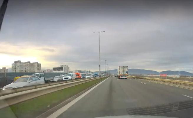 Тежка катастрофа на Северната тангента в София, загинаха полицай и пешеходец (ВИДЕО)