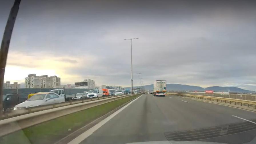 Тежка катастрофа на Северната тангента в София, загинаха полицай и пешеходец (ВИДЕО)