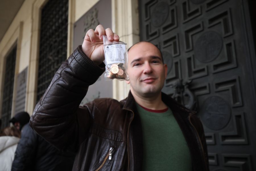 <p>Граждани се редят на опашка пред централната сграда на Българската народна банка (БНБ) в София, за да придобият стартови комплекти с евромонети с българската национална страна, които са в продажба от днес, 1 декември.</p>