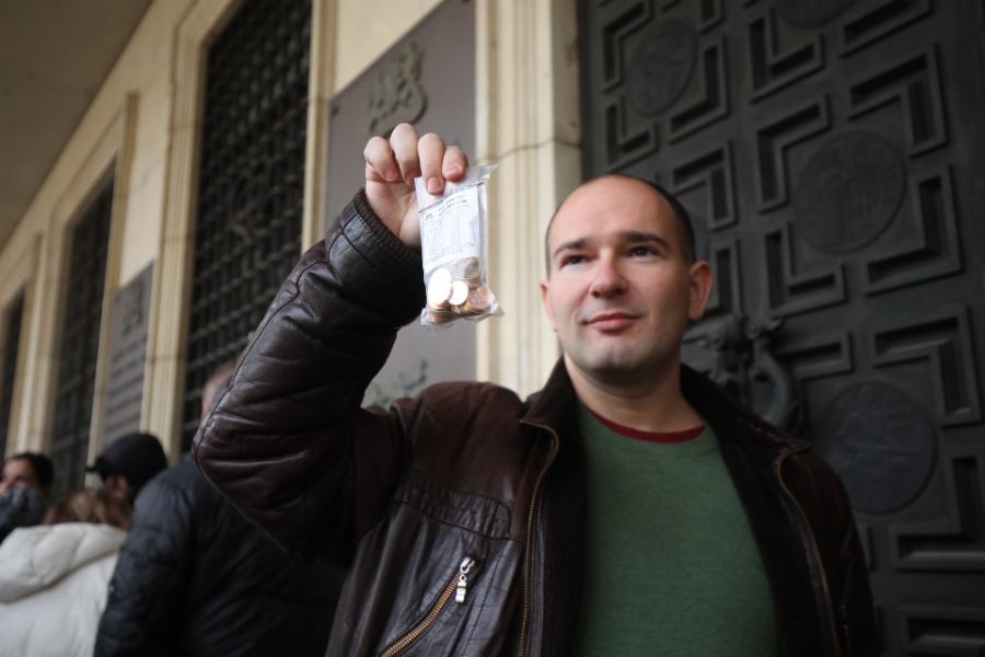 <p>Граждани се редят на опашка пред централната сграда на Българската народна банка (БНБ) в София, за да придобият стартови комплекти с евромонети с българската национална страна, които са в продажба от днес, 1 декември.</p>