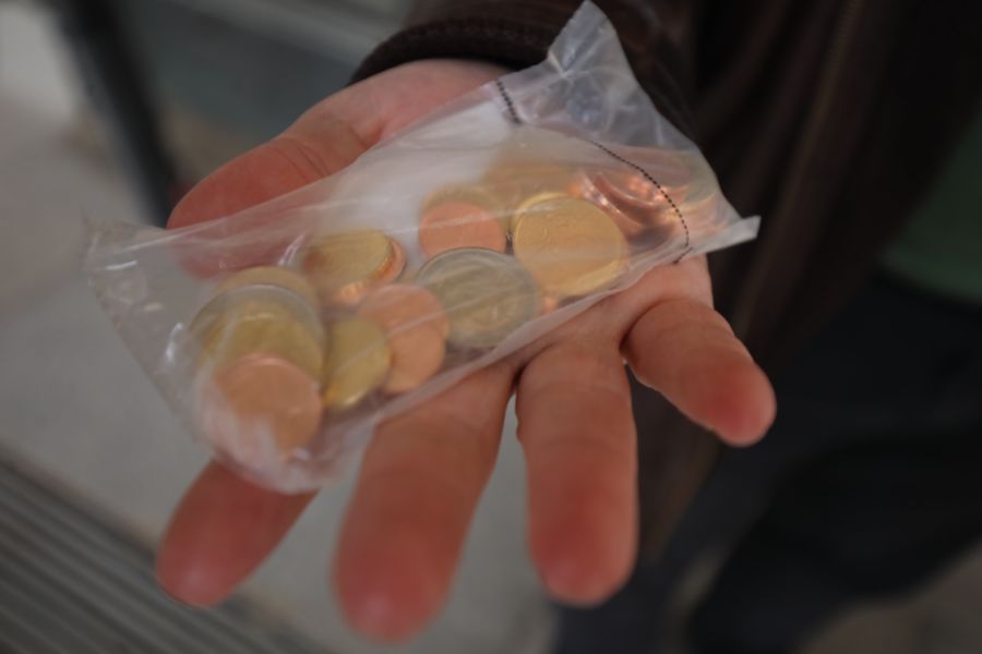 <p>Граждани се редят на опашка пред централната сграда на Българската народна банка (БНБ) в София, за да придобият стартови комплекти с евромонети с българската национална страна, които са в продажба от днес, 1 декември.</p>