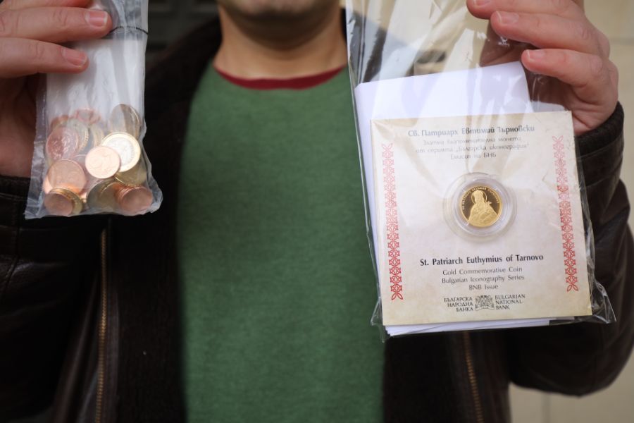 <p>Граждани се редят на опашка пред централната сграда на Българската народна банка (БНБ) в София, за да придобият стартови комплекти с евромонети с българската национална страна, които са в продажба от днес, 1 декември.</p>