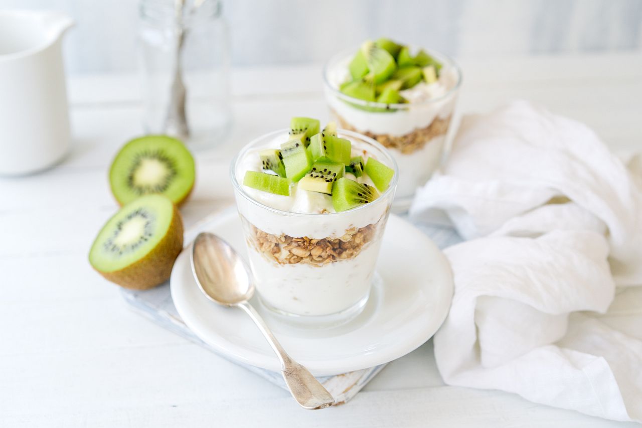 <p>Храните с високо съдържание на витамин С, като кивито, е най-добре да се консумират сурови, тъй като този витамин се разрушава при излагане на високи температури.</p>