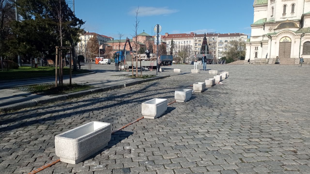 <p>Депутатският паркинг при храма &quot;Св. Александър Невски&quot; вече е площад</p>