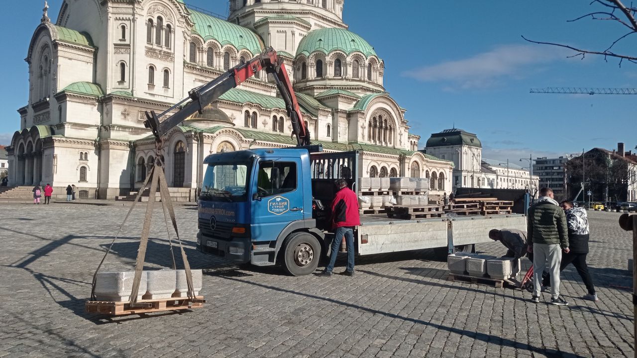 <p>Депутатският паркинг при храма &quot;Св. Александър Невски&quot; вече е площад</p>