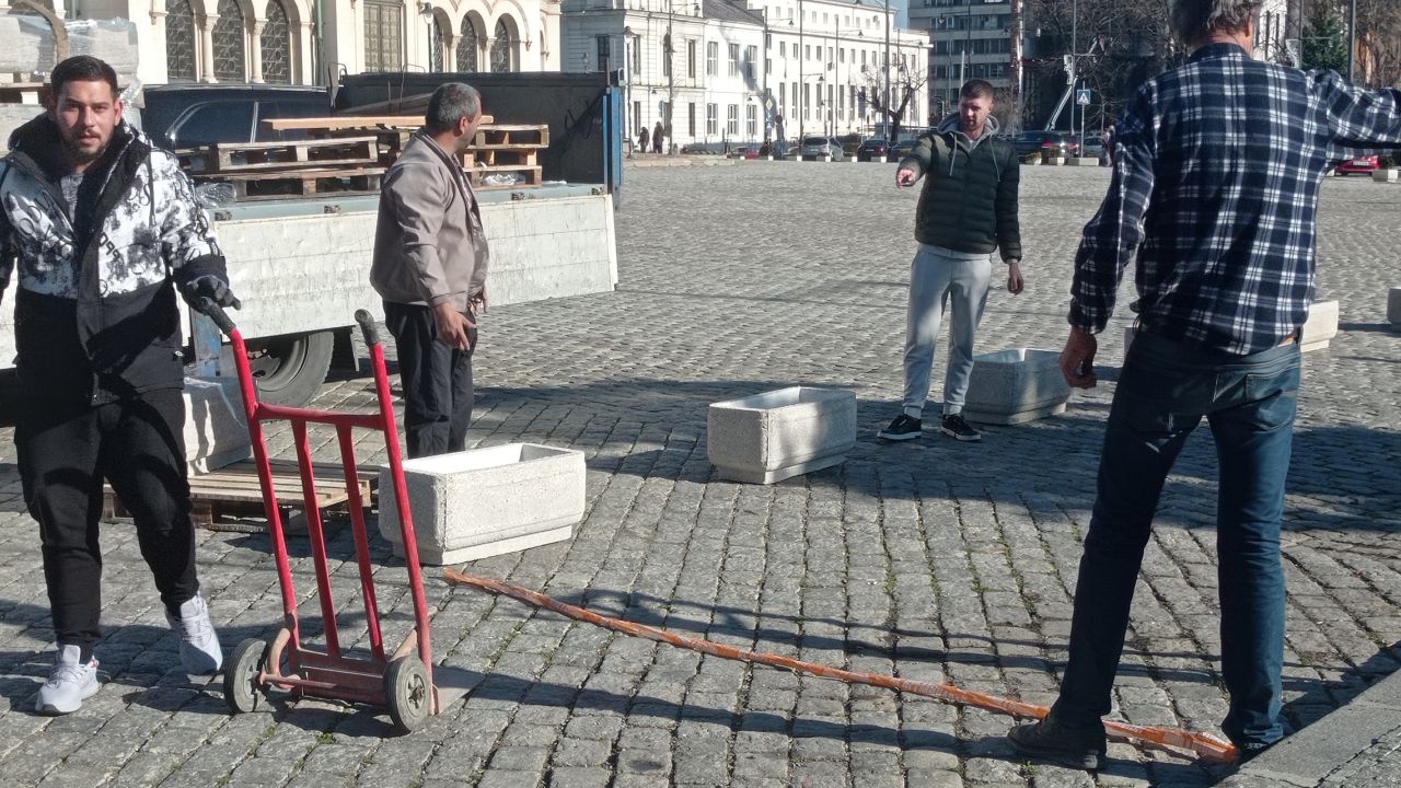 <p>Депутатският паркинг при храма &quot;Св. Александър Невски&quot; вече е площад</p>