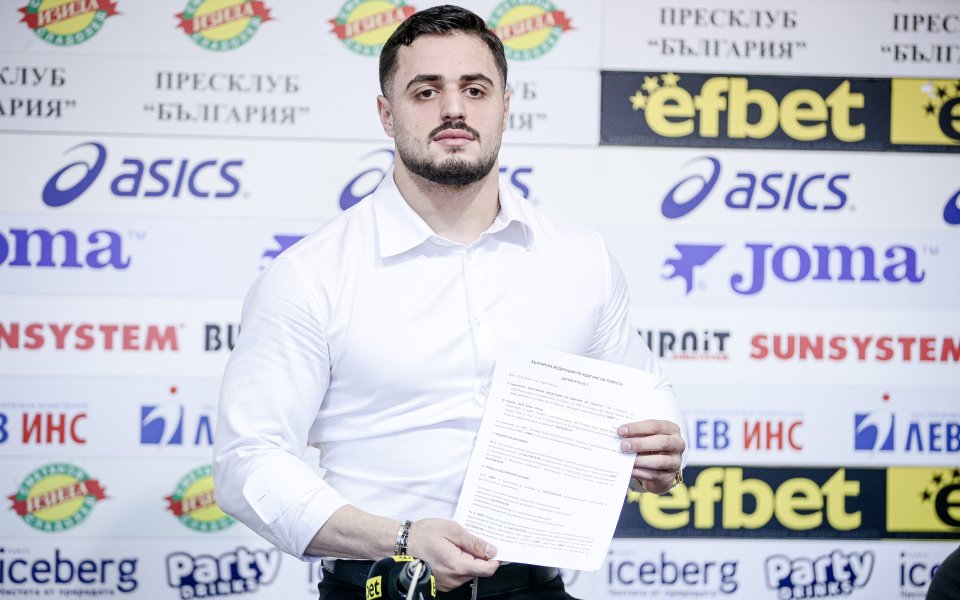 Карлос Насар публично подписа новия договор и обяви: Оставам да се състезавам за България!