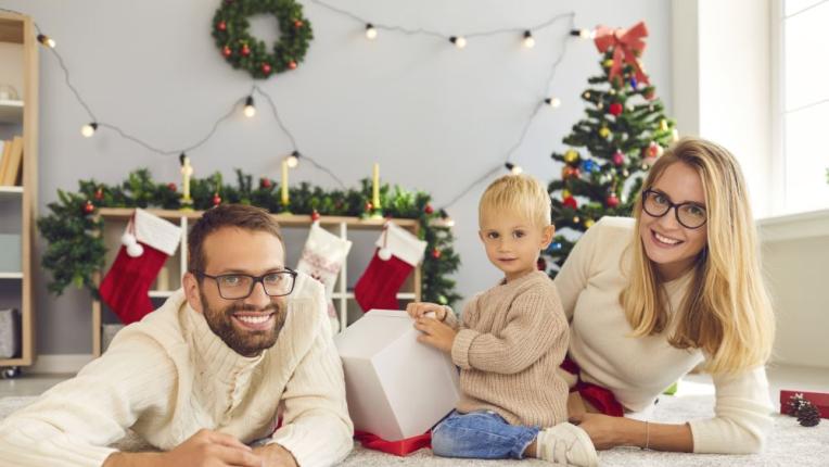 Коледна фотосесия у дома: Как да създадете магични <b>семейни</b> кадри без студио