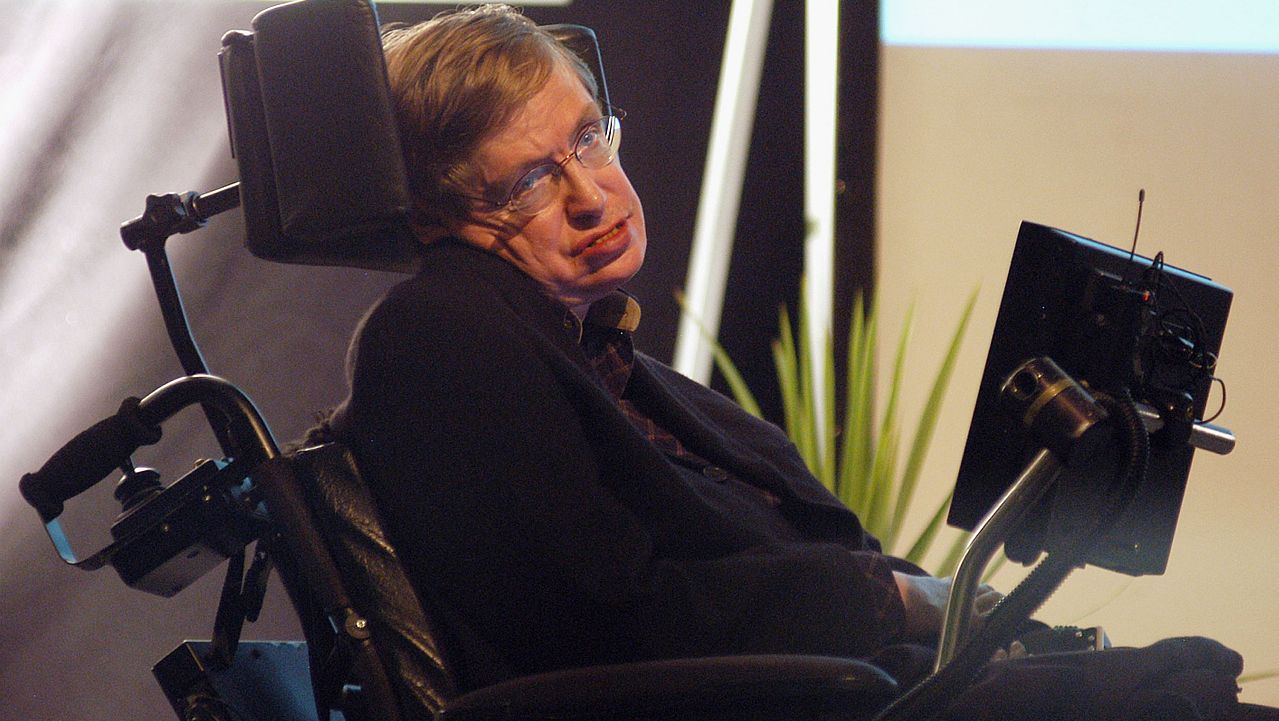 2 декември: Смразяващото предупреждение на Стивън Хокинг
