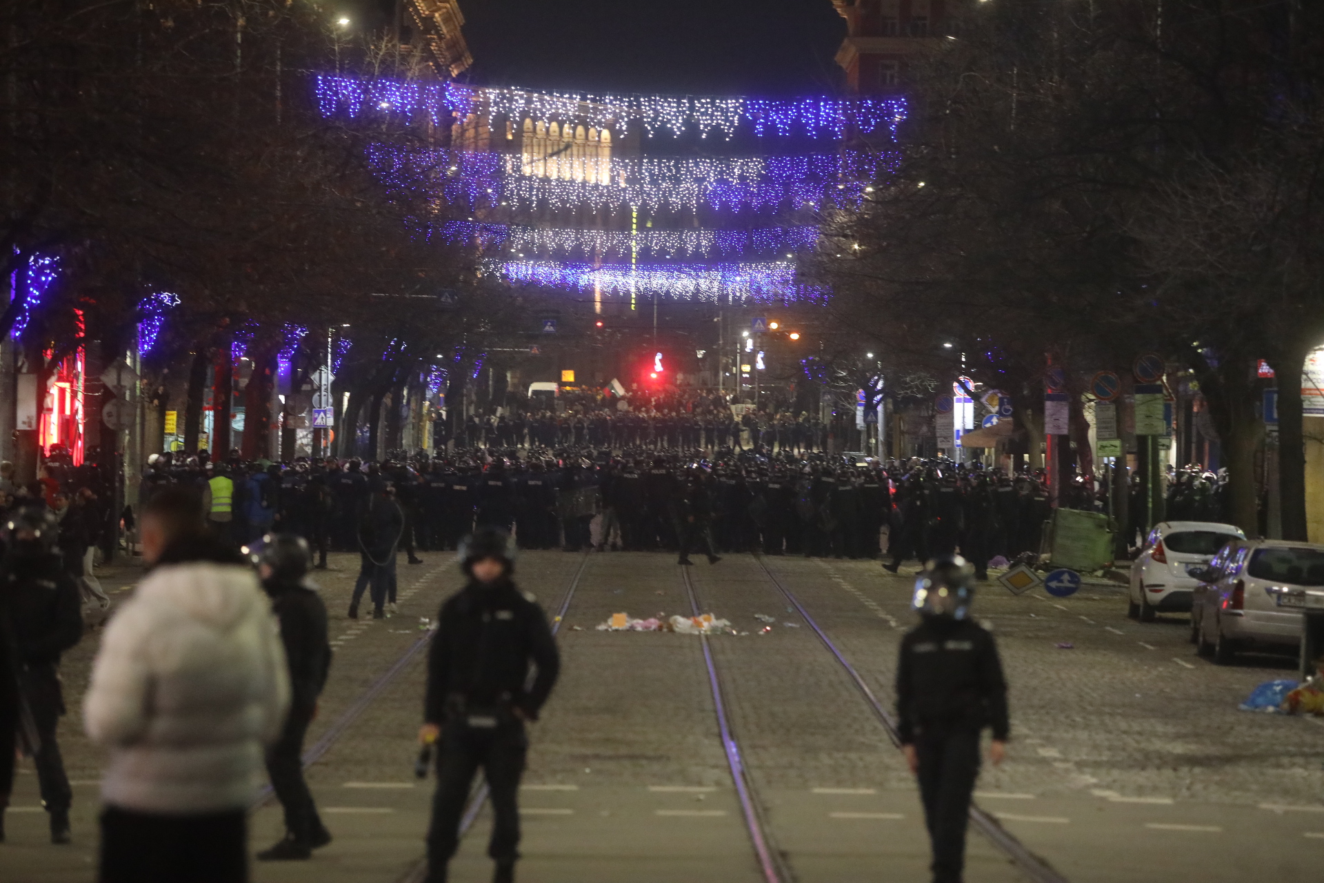 <p>Мирен протест, последван от сблъсъци с полицията, палежи, пострадали и задържани в София</p>