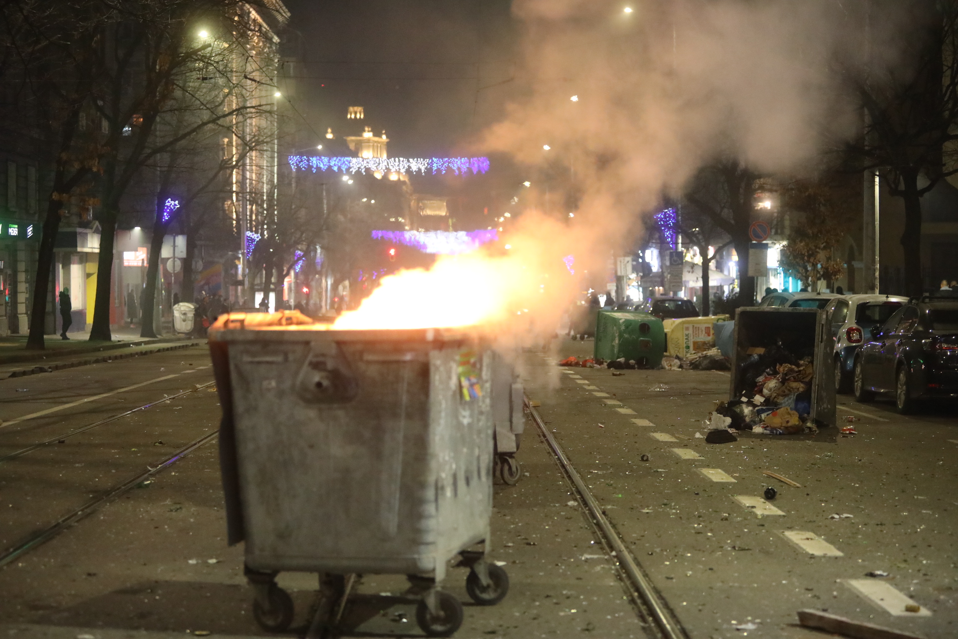 <p>Мирен протест, последван от сблъсъци с полицията, палежи, пострадали и задържани в София</p>