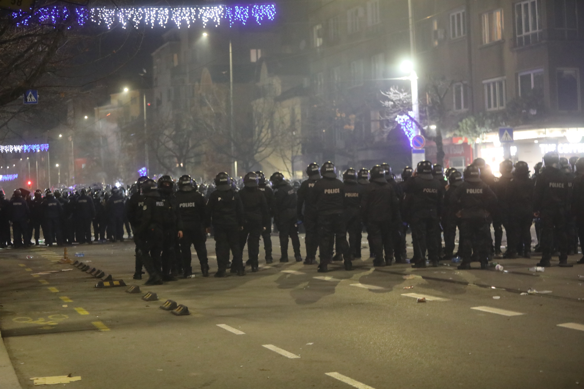 <p>Мирен протест, последван от сблъсъци с полицията, палежи, пострадали и задържани в София</p>