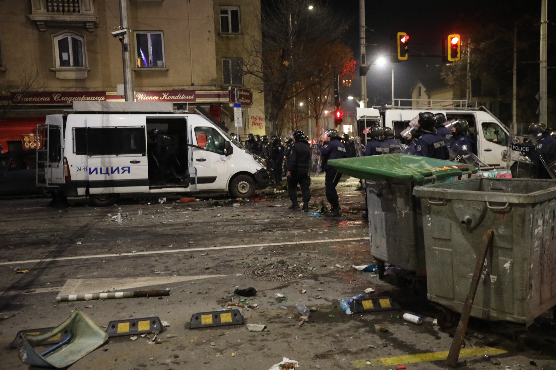 <p>Мирен протест, последван от сблъсъци с полицията, палежи, пострадали и задържани в София</p>