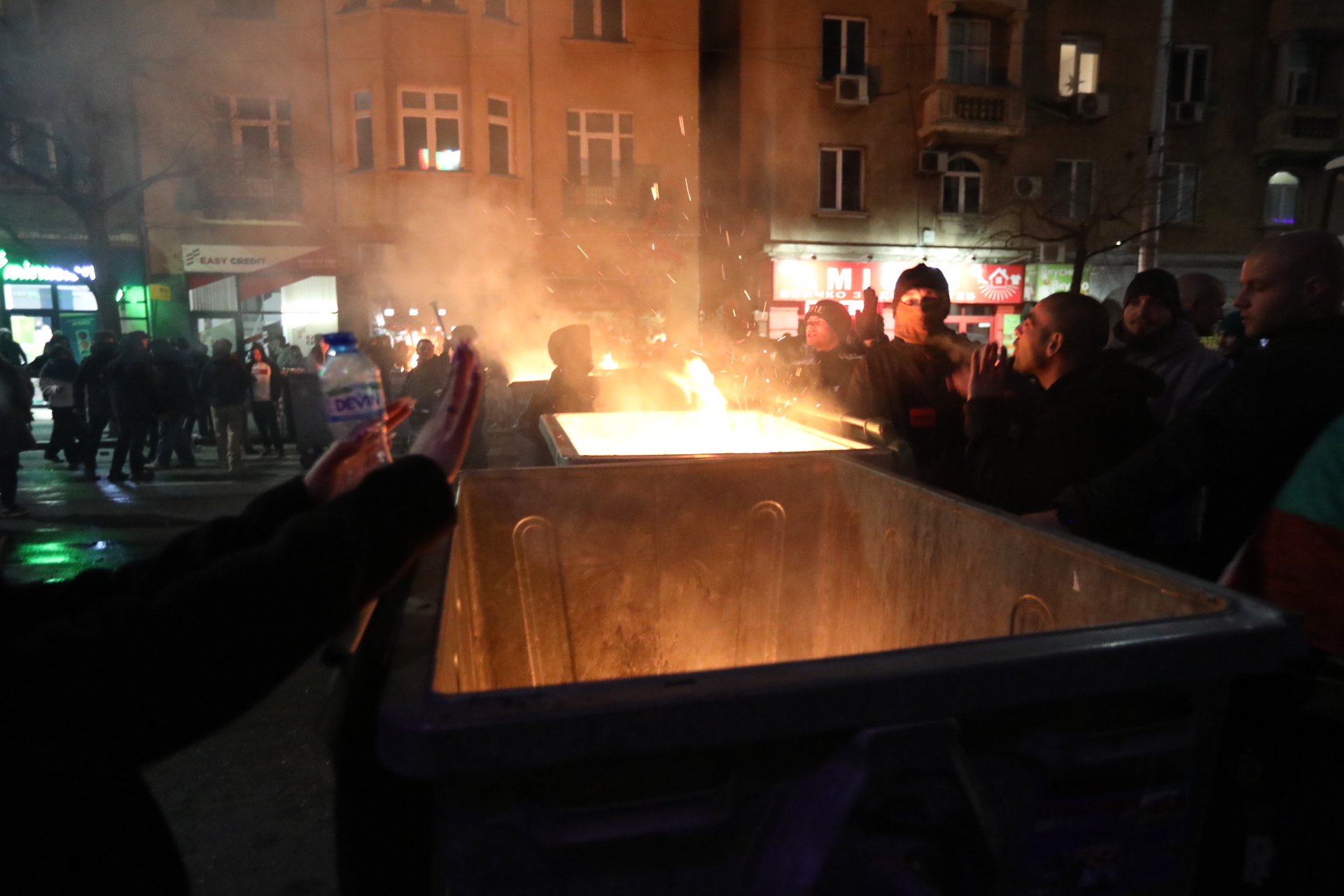 <p>Мирен протест, последван от сблъсъци с полицията, палежи, пострадали и задържани в София</p>