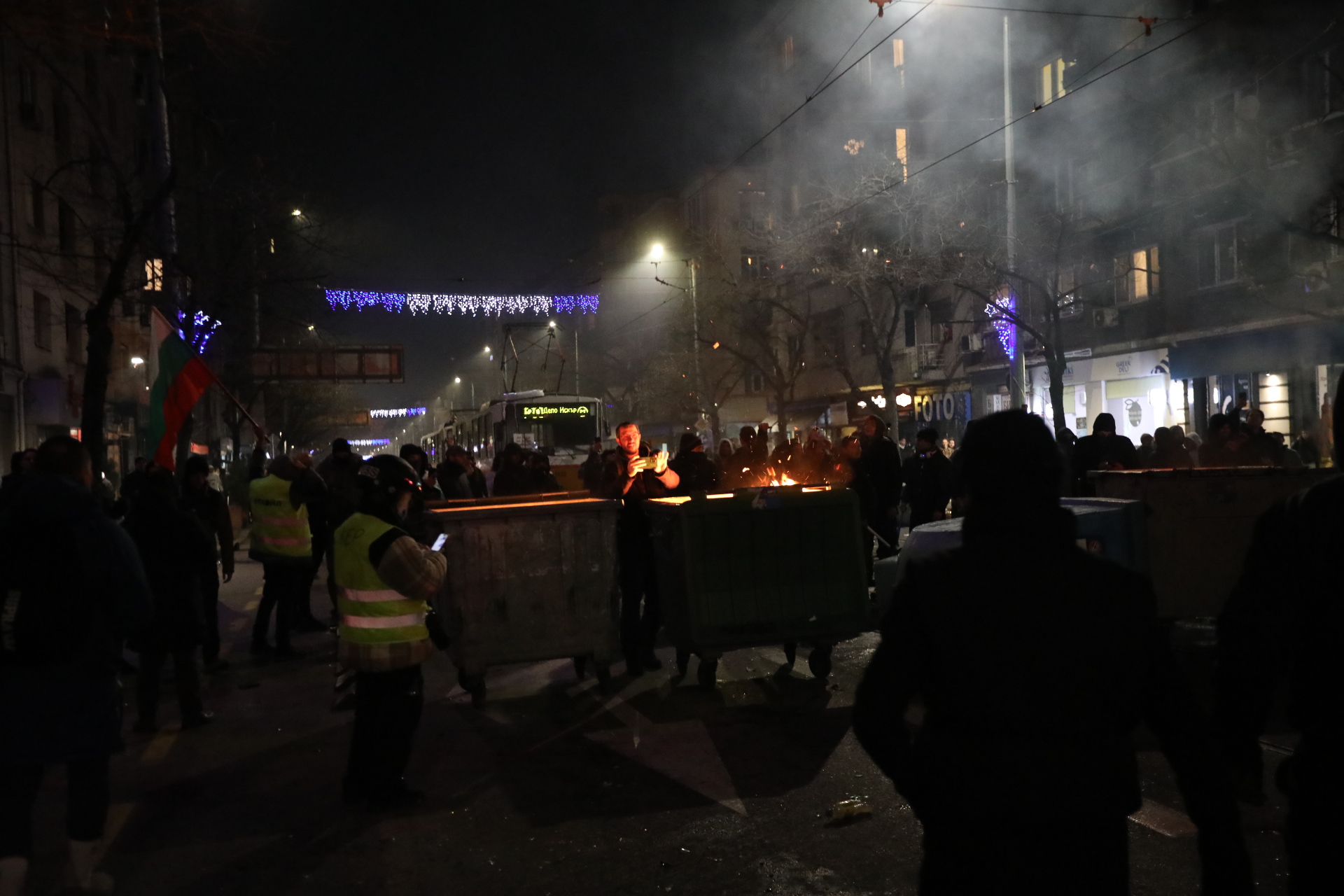 <p>Мирен протест, последван от сблъсъци с полицията, палежи, пострадали и задържани в София</p>