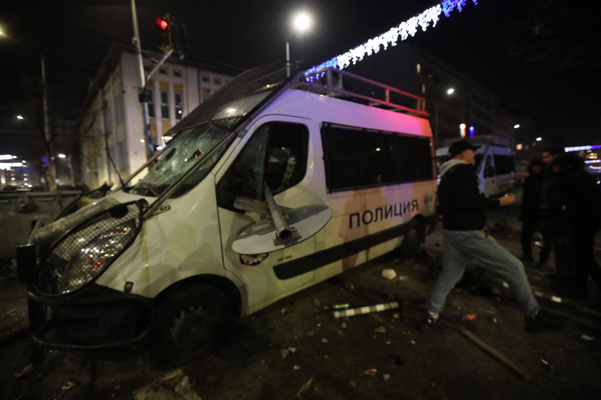 <p>Мирен протест, последван от сблъсъци с полицията, палежи, пострадали и задържани в София</p>