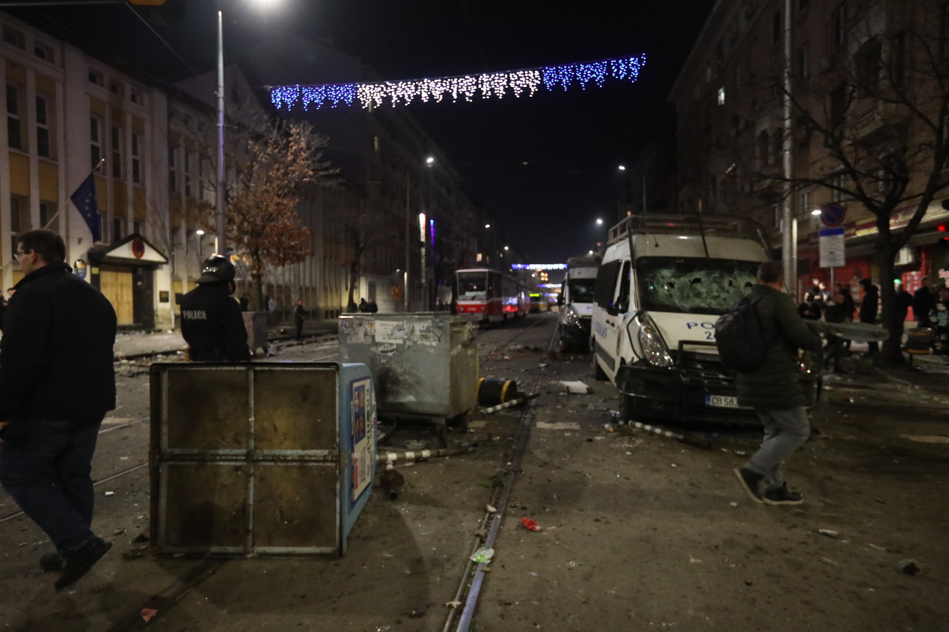 <p>Мирен протест, последван от сблъсъци с полицията, палежи, пострадали и задържани в София</p>