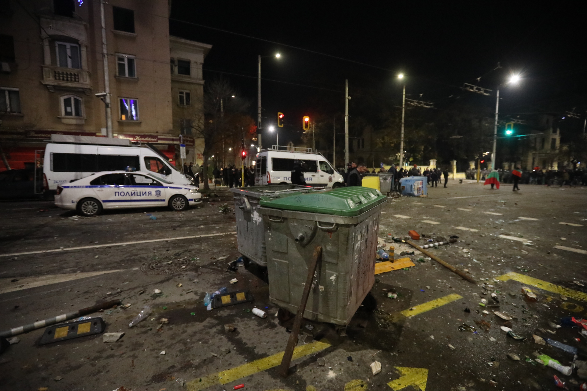 <p>Мирен протест, последван от сблъсъци с полицията, палежи, пострадали и задържани в София</p>