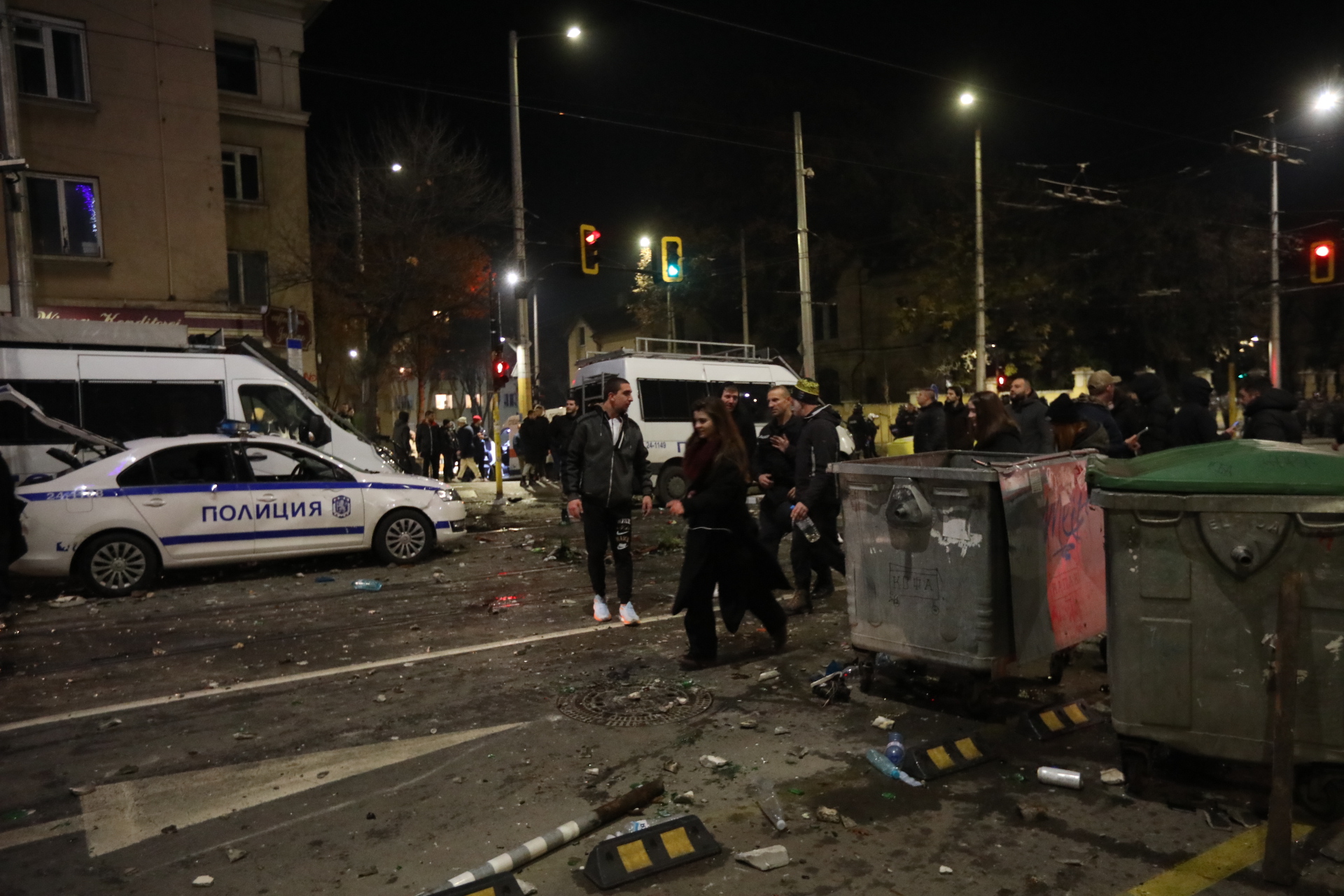 <p>Мирен протест, последван от сблъсъци с полицията, палежи, пострадали и задържани в София</p>