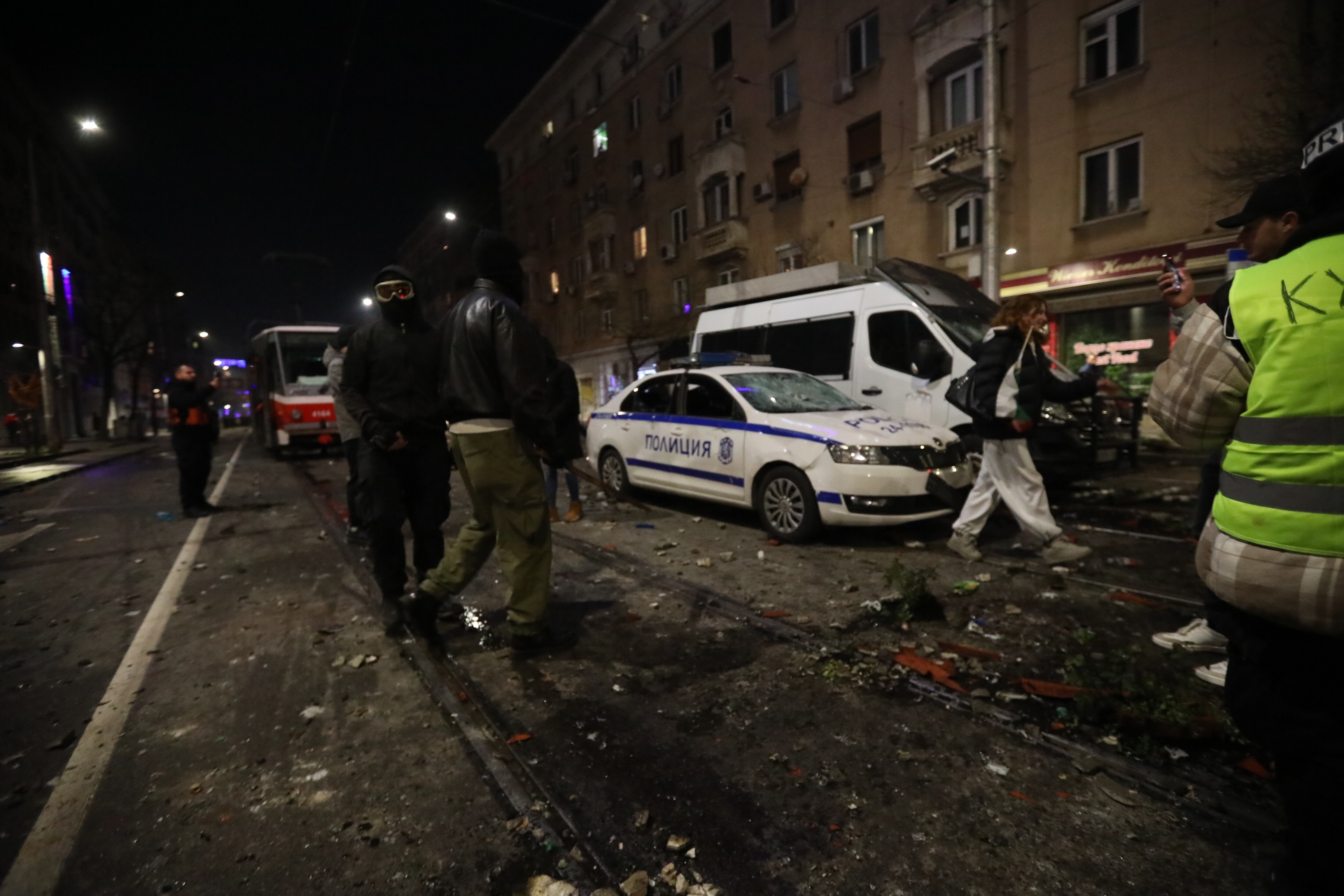 <p>Мирен протест, последван от сблъсъци с полицията, палежи, пострадали и задържани в София</p>