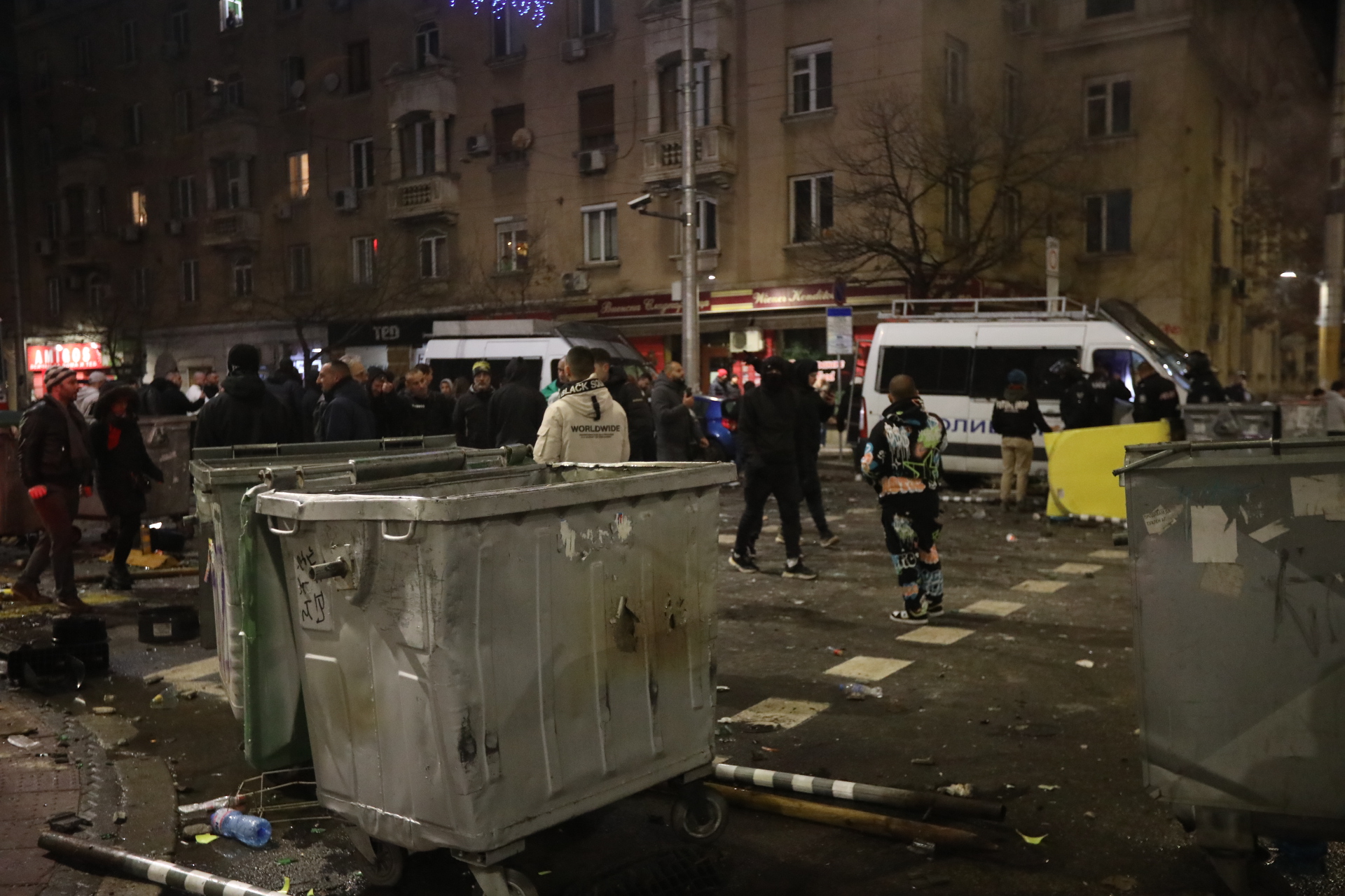 <p>Мирен протест, последван от сблъсъци с полицията, палежи, пострадали и задържани в София</p>