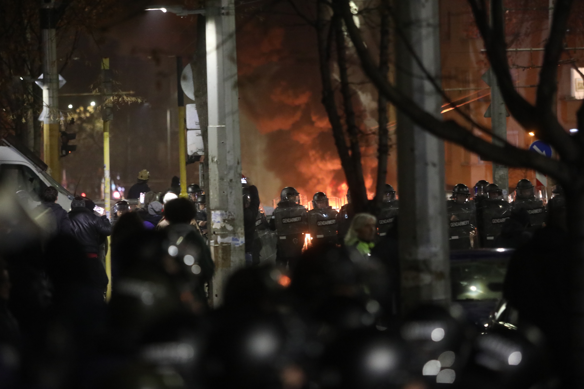 <p>Мирен протест, последван от сблъсъци с полицията, палежи, пострадали и задържани в София</p>