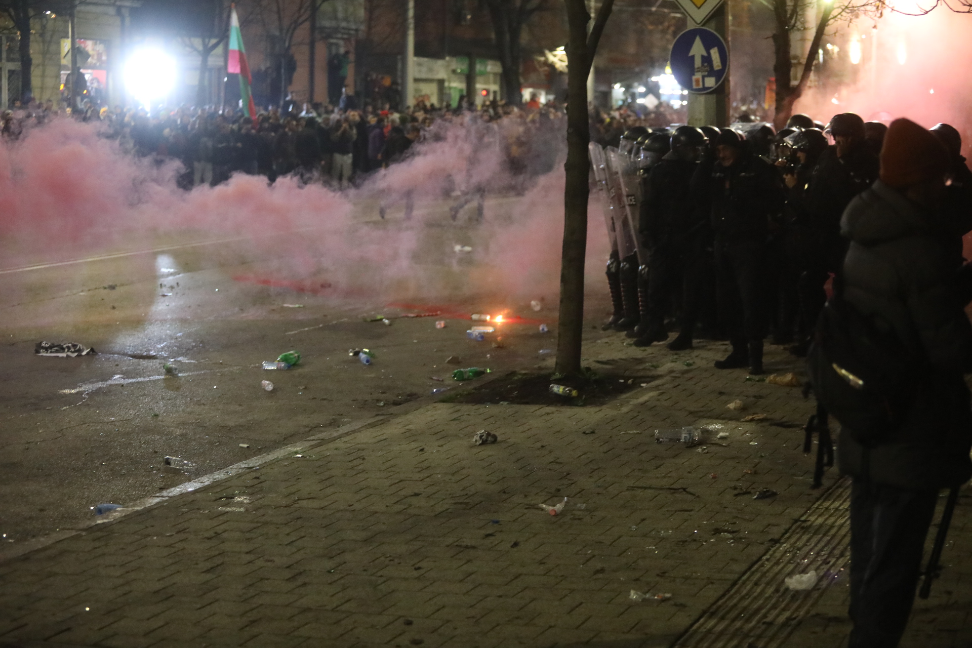 <p>Мирен протест, последван от сблъсъци с полицията, палежи, пострадали и задържани в София</p>