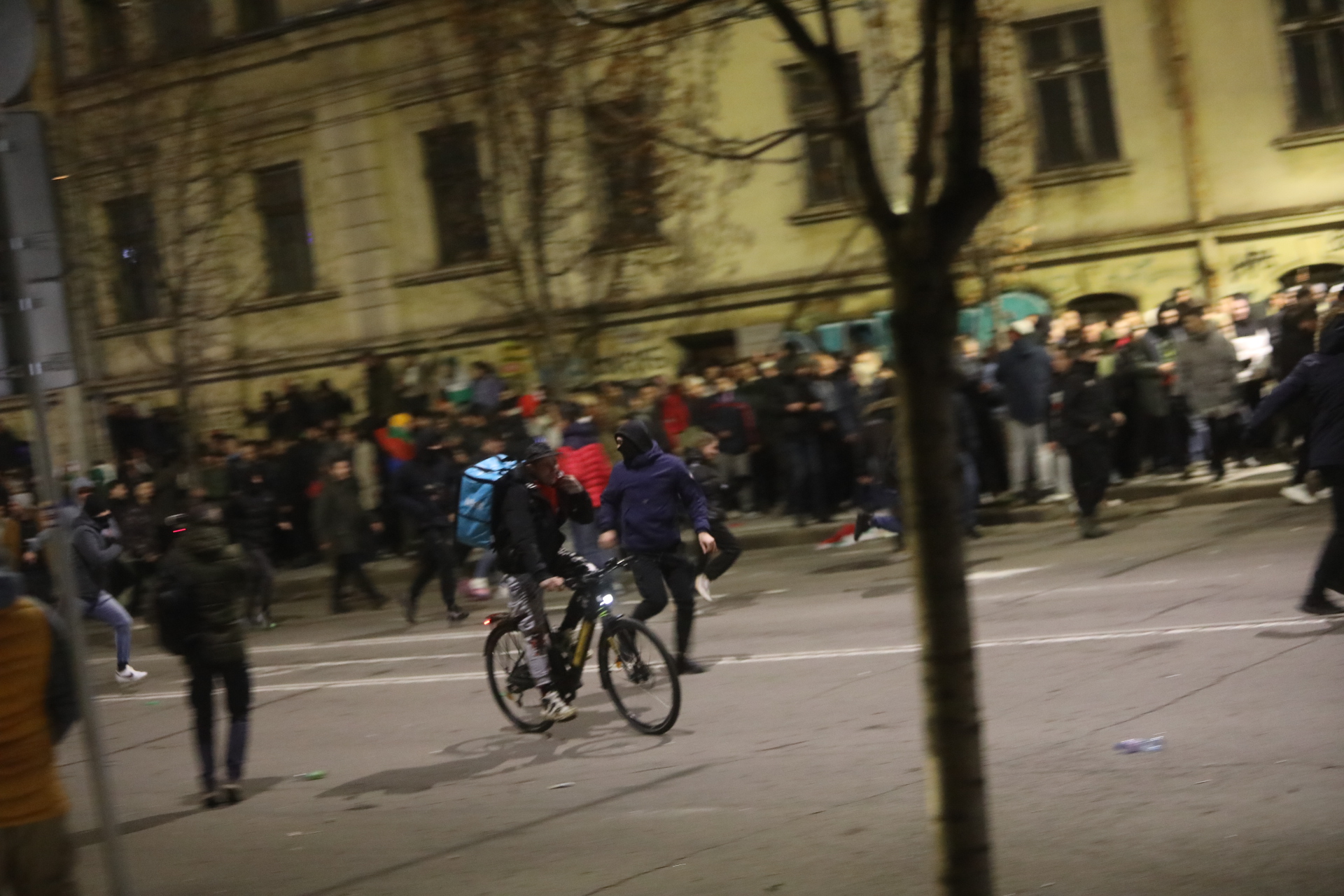 <p>Мирен протест, последван от сблъсъци с полицията, палежи, пострадали и задържани в София</p>