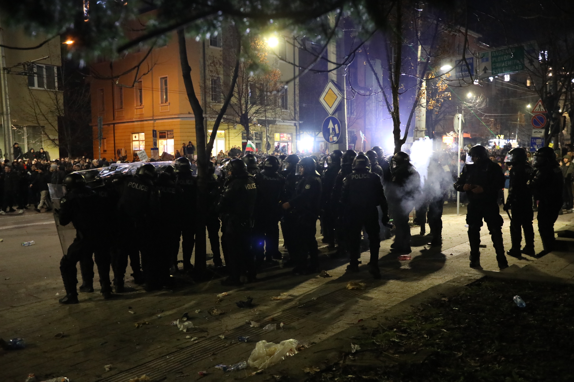 <p>Мирен протест, последван от сблъсъци с полицията, палежи, пострадали и задържани в София</p>