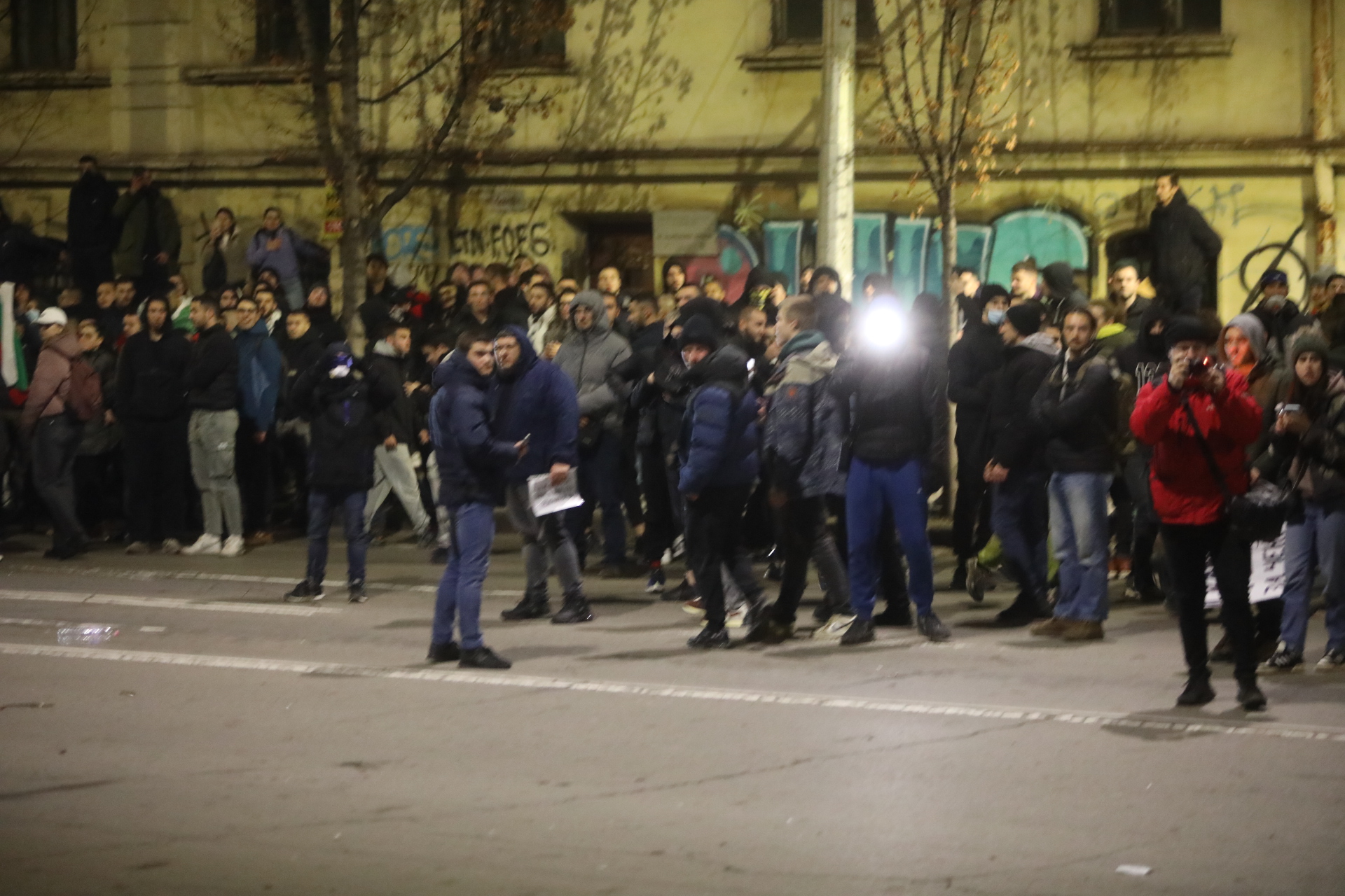 <p>Мирен протест, последван от сблъсъци с полицията, палежи, пострадали и задържани в София</p>