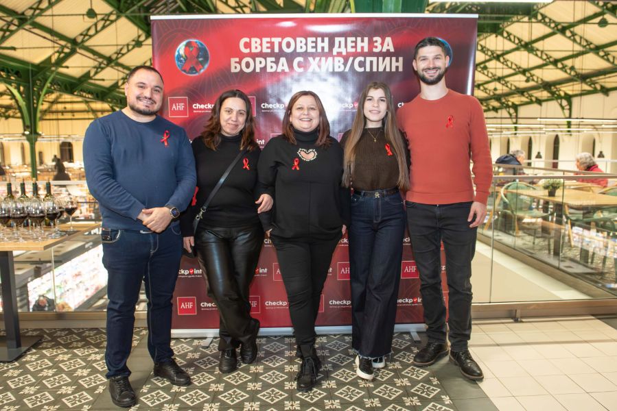Популярни личности, лекари и пациенти застанаха заедно срещу ХИВ стигмата.