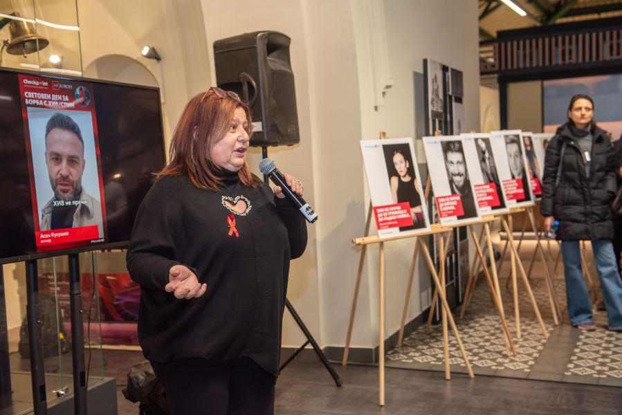 Популярни личности, лекари и пациенти застанаха заедно срещу ХИВ стигмата.