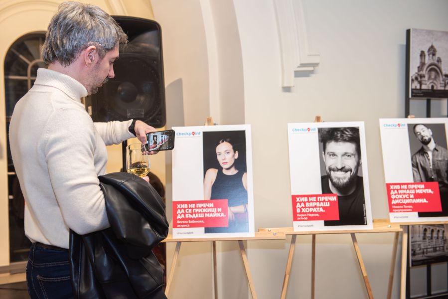 Популярни личности, лекари и пациенти застанаха заедно срещу ХИВ стигмата.