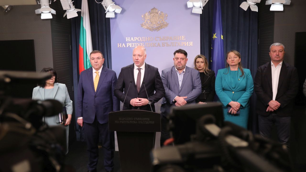 <p>Днес правителството взе решение да оттегли проектите за Държавния бюджет, НЗОК и ДОО. Това каза след Съвета за съвместно управление премиерът Росен Желязков. Това означава нова бюджетна процедура, уточни той.</p>