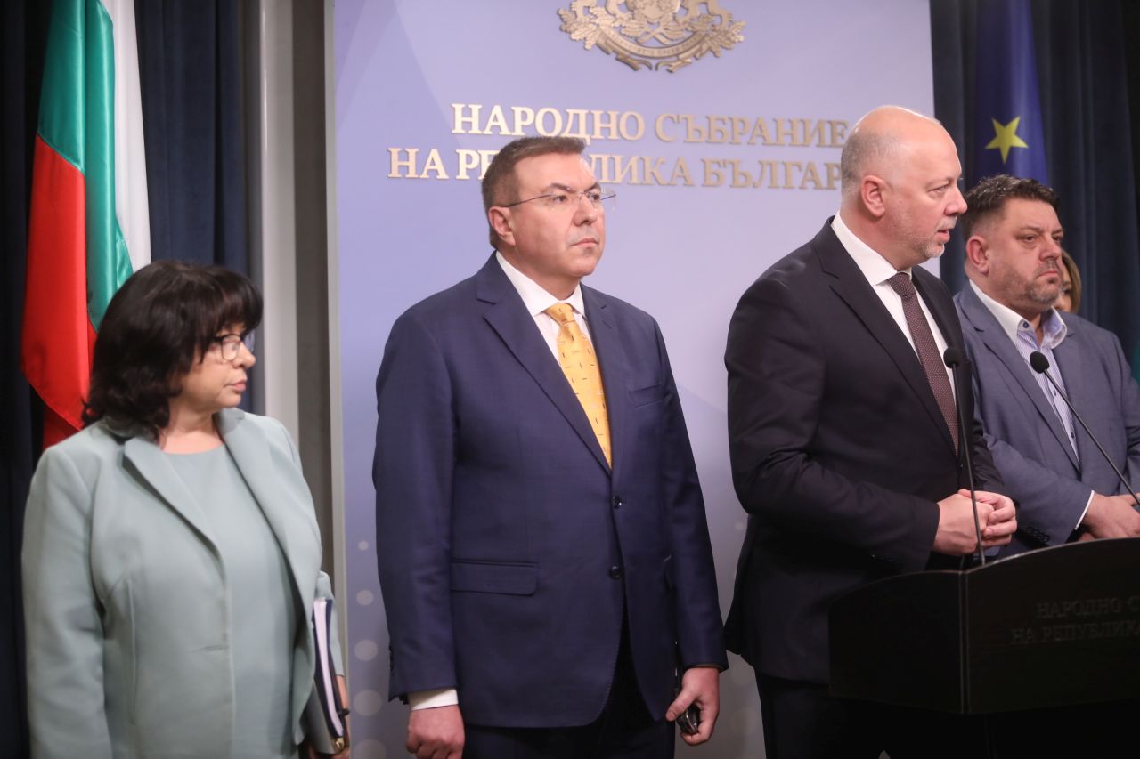 <p>Днес правителството взе решение да оттегли проектите за Държавния бюджет, НЗОК и ДОО. Това каза след Съвета за съвместно управление премиерът Росен Желязков. Това означава нова бюджетна процедура, уточни той.</p>