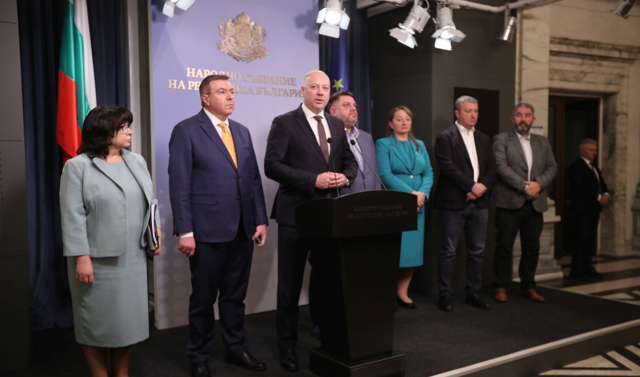 <p>Днес правителството взе решение да оттегли проектите за Държавния бюджет, НЗОК и ДОО. Това каза след Съвета за съвместно управление премиерът Росен Желязков. Това означава нова бюджетна процедура, уточни той.</p>