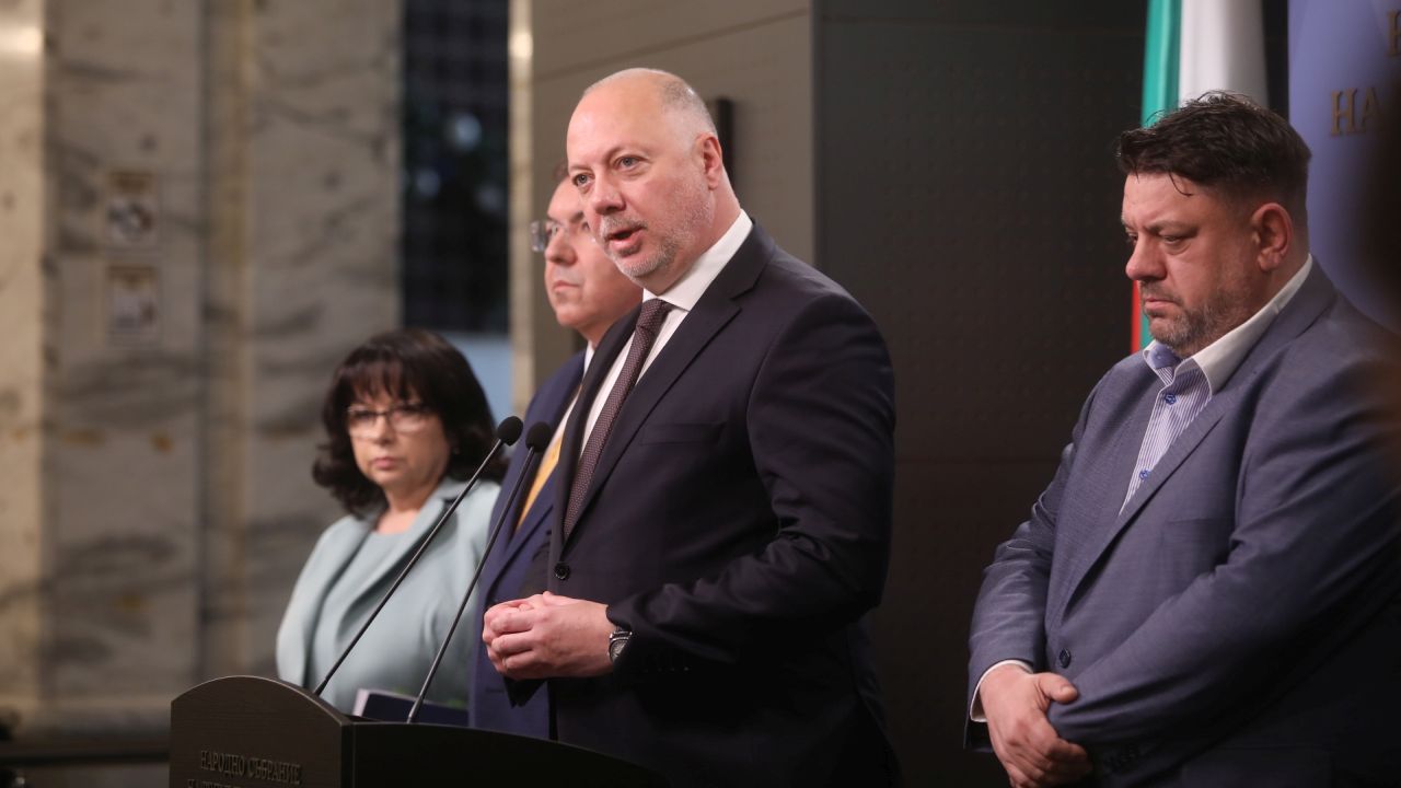 <p>Днес правителството взе решение да оттегли проектите за Държавния бюджет, НЗОК и ДОО. Това каза след Съвета за съвместно управление премиерът Росен Желязков. Това означава нова бюджетна процедура, уточни той.</p>