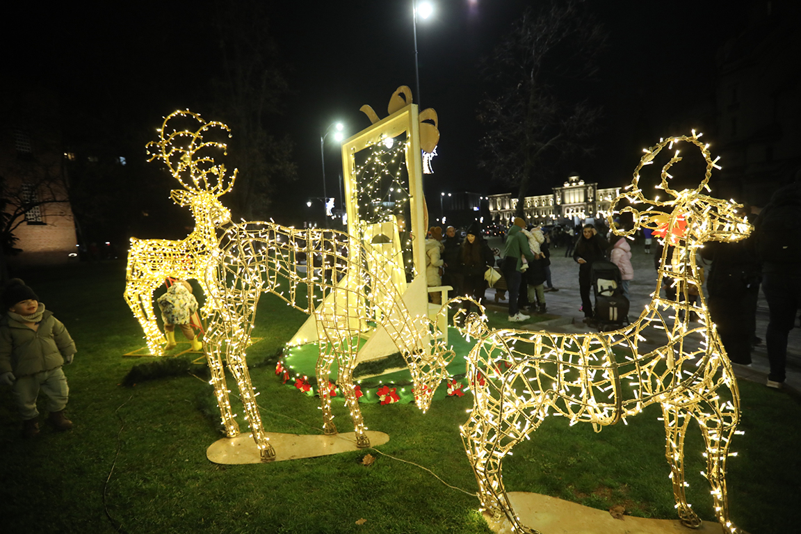 <p>Точно в 19:00 ч. светлините озариха площад &quot;Св. Александър Невски&quot;.</p>