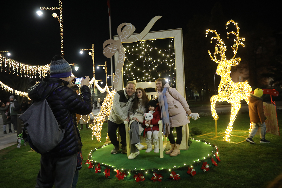 <p>Кметът пожела да има много светлина, топлина и да бъдем по-добри хора.</p>