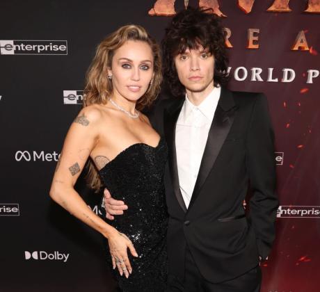 Светът на шоубизнеса отново е развълнуван Майли Сайръс е сгодена