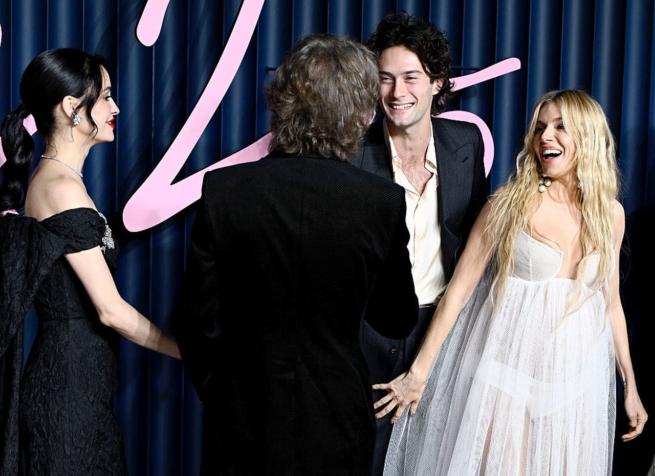 <p>Холивудската звезда Сиена Милър разкри, че е бременна с третото си дете на червения килим в понеделник вечерта на 2 декемвр. Милър се появи с прозрачна бяла рокля</p>