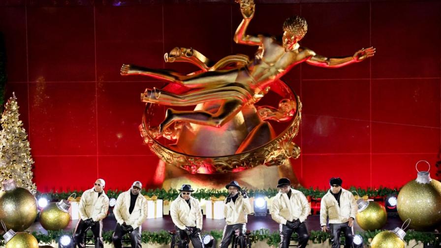 Легендарната елха пред Рокфелер център...